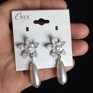 VINTAGE Onyx Australian Crystal Flower Faux Pearl Earrings